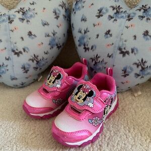Minnie Mouse Disney themed pink light up sneakers 6